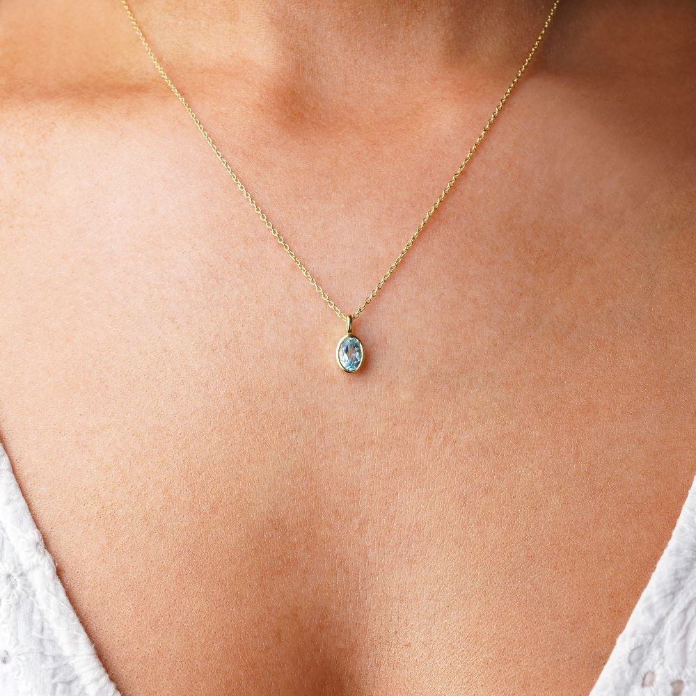 Blå Topaz ædelsten halskæde i guld. Krystalsmykker med Blue Topaz, som er december fødselssten.