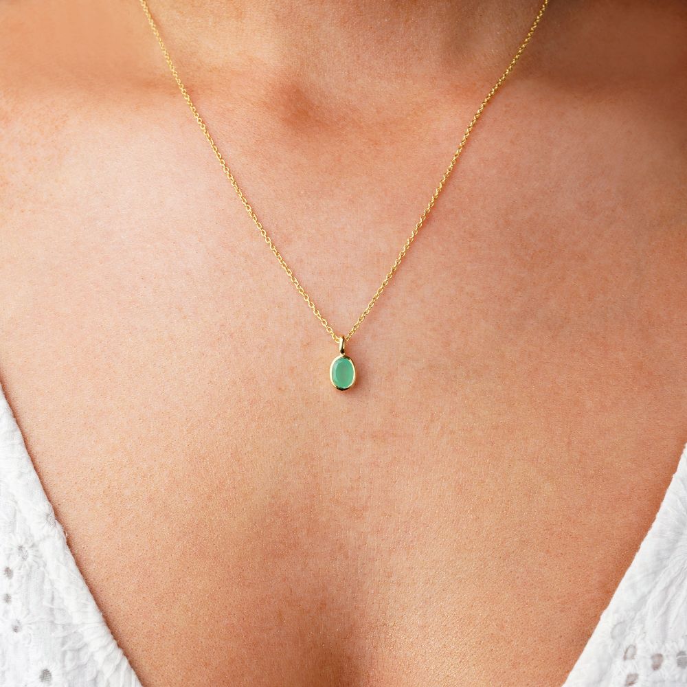 Halskæde med grøn ædelsten Chrysoprase, som er majs fødselssten. Smykker med grøn krystal Chrysoprase til at bære som en halskæde i guld.