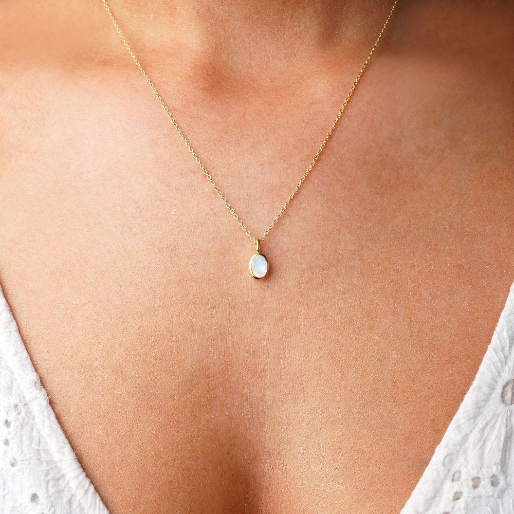 Guld halskæde med Rainbow Moonstone, som er Junes fødselssten. Halskæde med Månesten i guld, som står for feminin kraft, ro og energi.