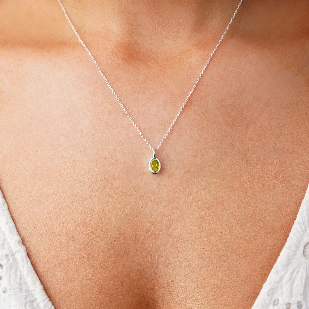 Krystalsmykker med grøn Peridot, som er fødselsstenen for august. Halskæde med grøn ædelsten Peridot i sølv.