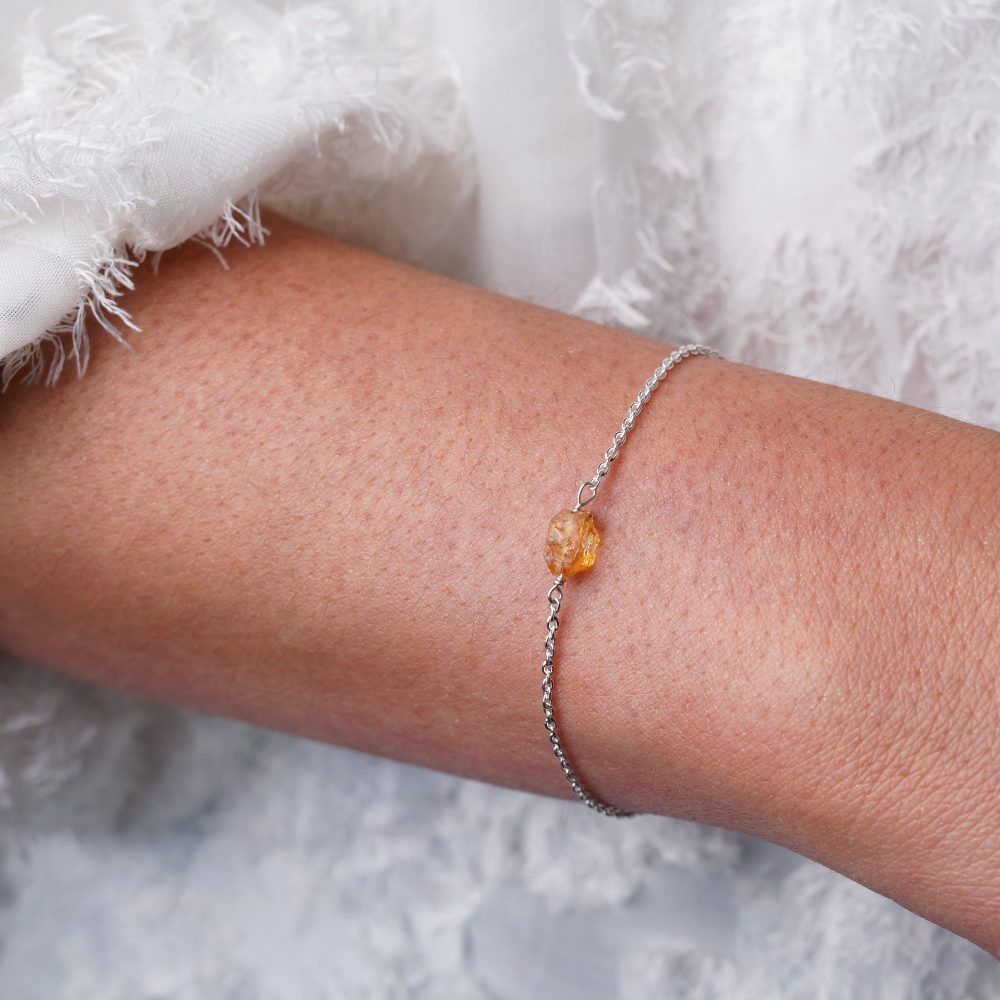 Sølvarmbånd med Citrine, en gul rå krystal. Moderne armbånd med en gul krystal i sølv.