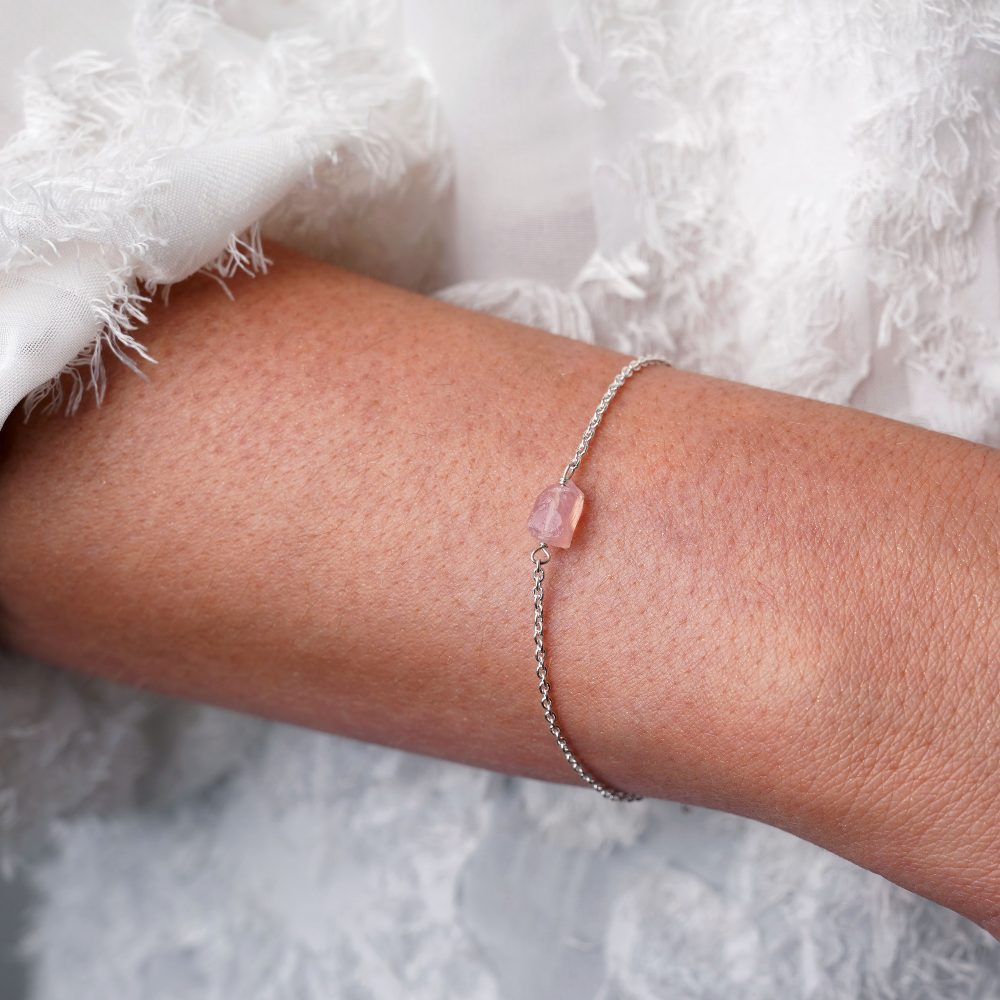 Rose quartz armbånd i sølv. Moderne armbånd i sølv og en rå lille rosenkvartskrystal.