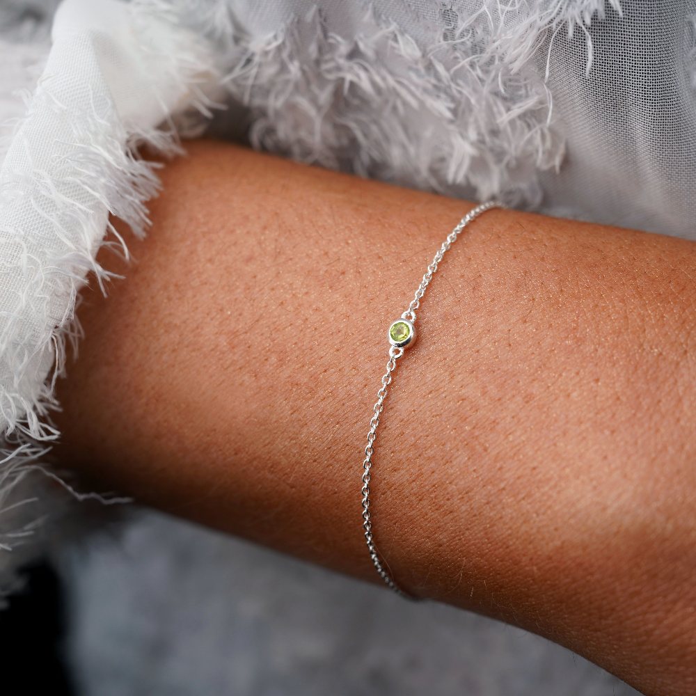 Smykker med grøn Peridot krystal. Armbånd med Peridot, fødselssten til august.