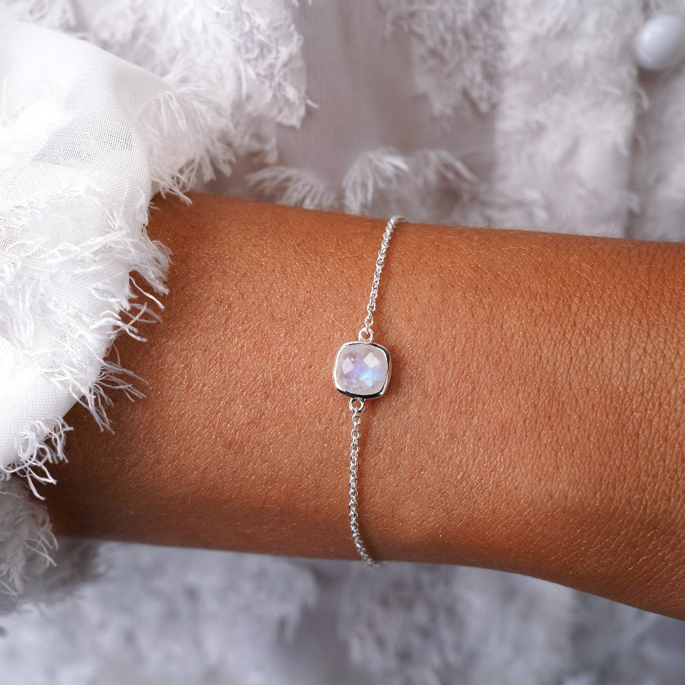 Sølvarmbånd med krystal Rainbow Moonstone. Armbånd med Moonstone, som er Junes fødselssten og har en smuk shimmer.