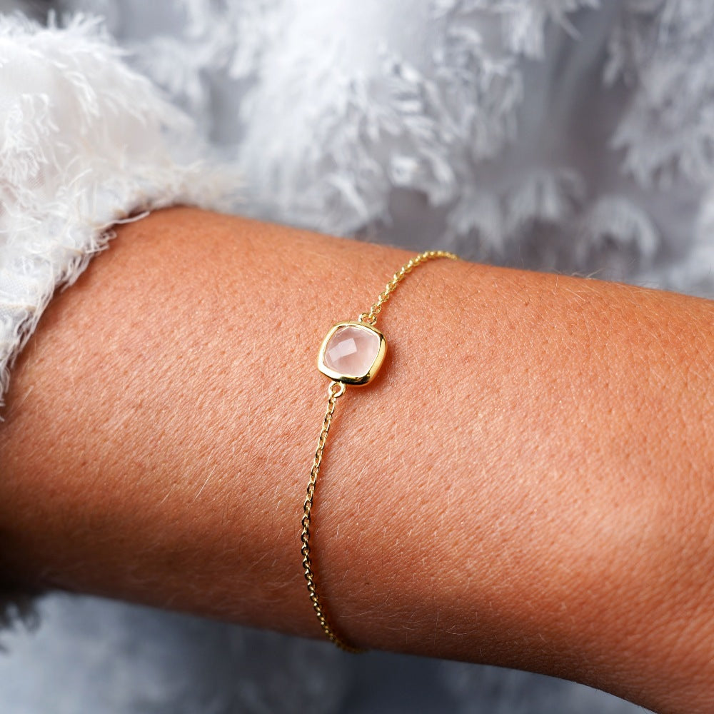 Guldarmbånd med krystal Rose Quartz, som er fødselsstenen til oktober. Armbånd i guld med Rosenkvarts, som er en krystal, der symboliserer kærlighed.