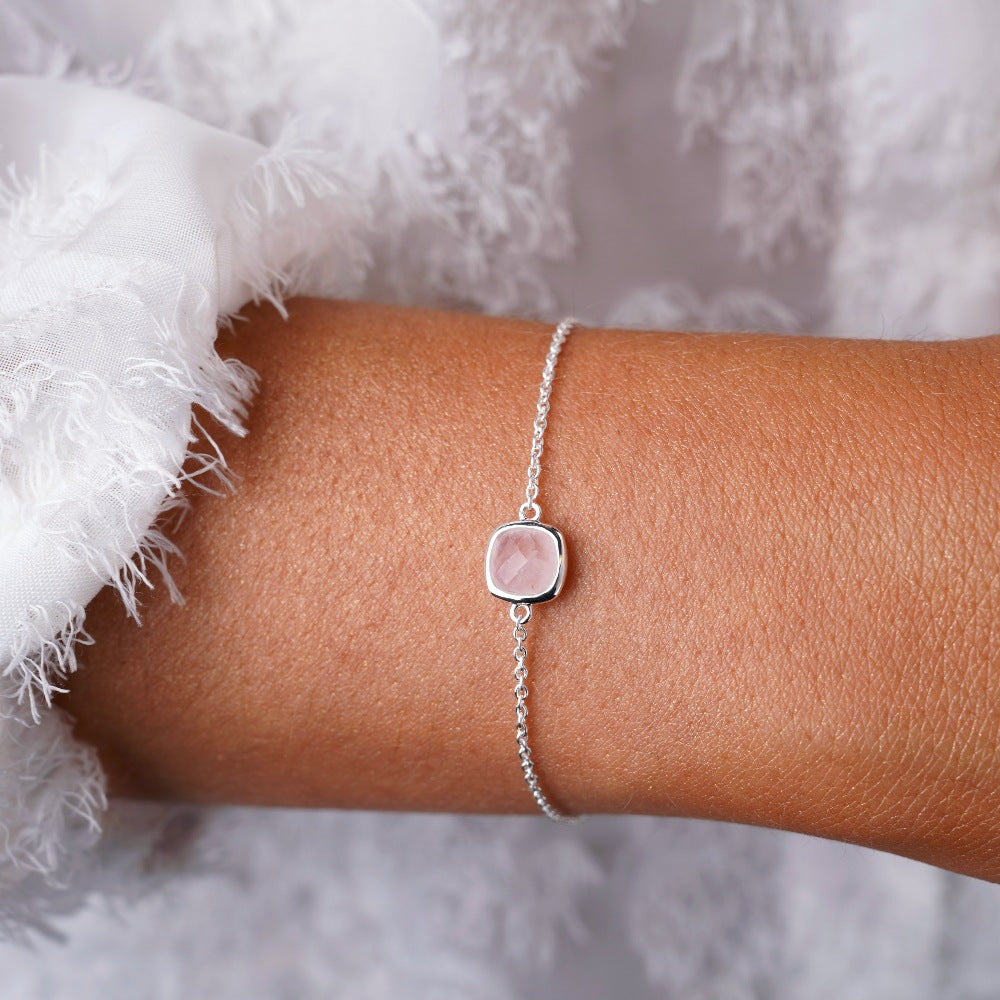 Sølvarmbånd med krystal Rose Quartz, som er fødselsstenen til oktober. Ædelstensarmbånd med pink krystal Rosenkvarts, der symboliserer kærlighed.