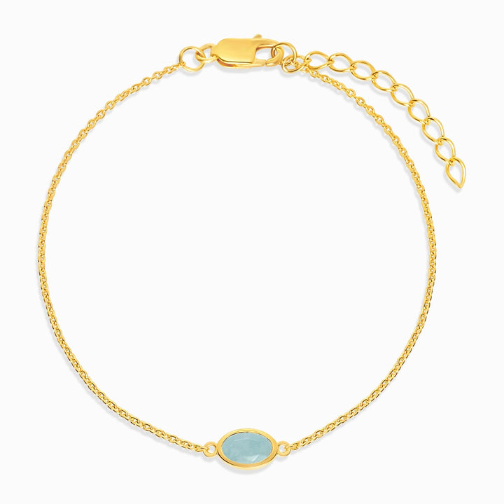 Guldarmbånd med March's birthstone Aquamarine, som har en blå farve. Krystalarmbånd med blå krystal akvamarin i guld.