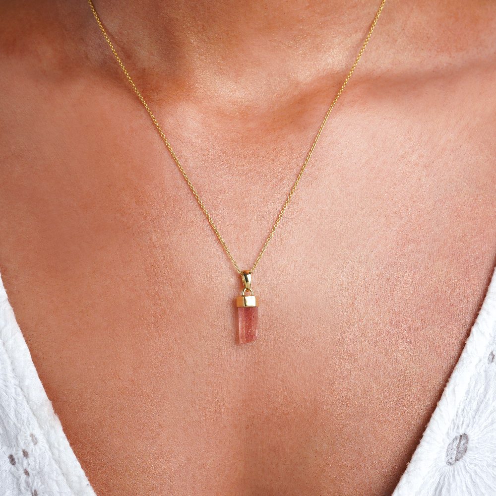 Halskæde med jordbærkvarts i smuk blonde i guld. Smykker med røde sten Strawberry quartz point at bære som en halskæde og som giver harmoni.