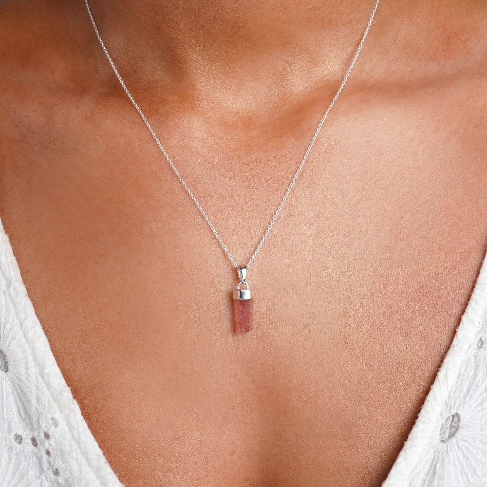 Halskæde med jordbærkvartsspids, som er oktober måneds sten. Strawberry quartz halskæde i sterling sølv.