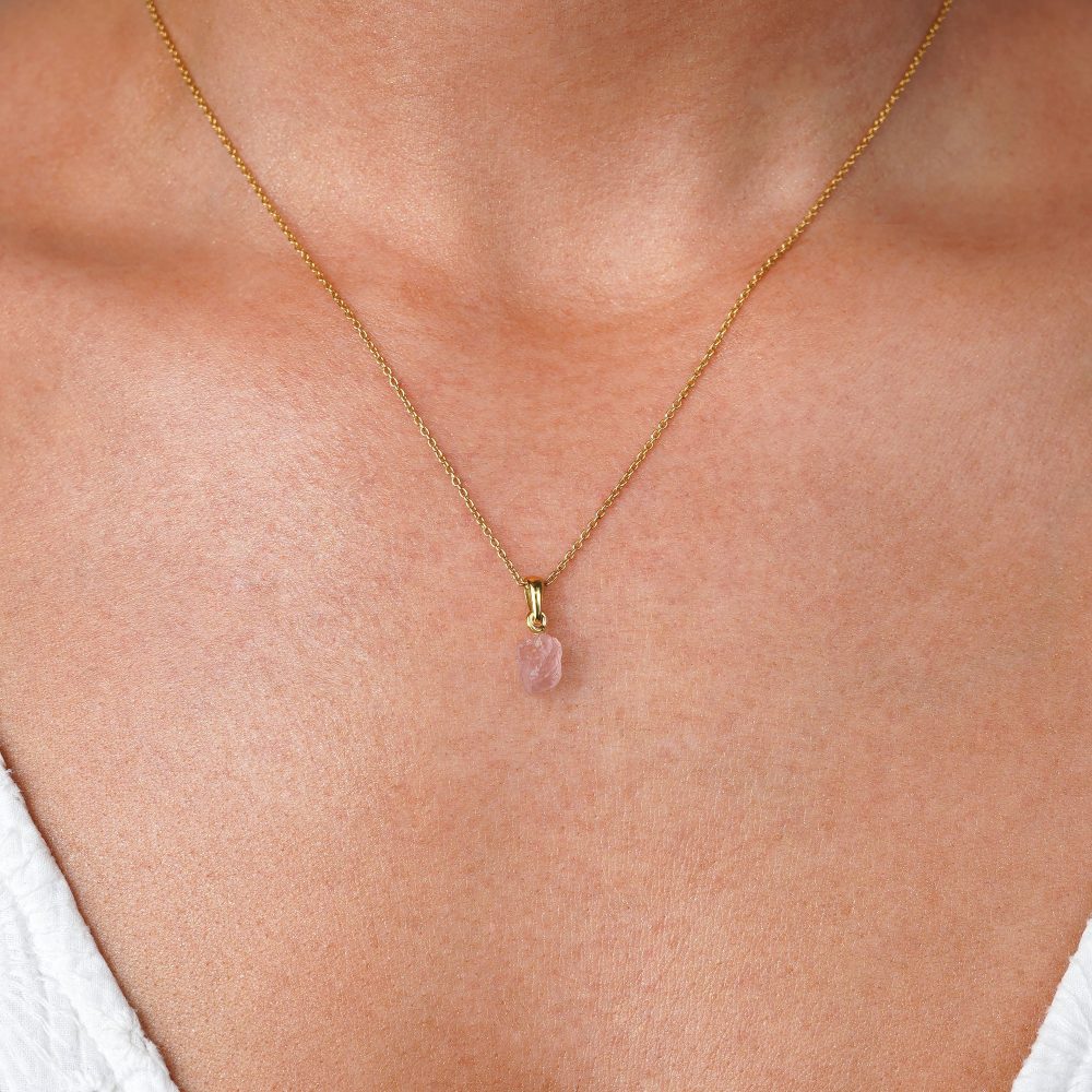 Raw Rose Quartz charm i guld. Lille og pæn ædelstenshalskæde med rå Rosenkvarts i guld.