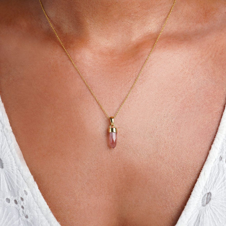 Minispids med jordbærkvarts i guld. Ædelstenen Strawberry Quartz med en rød pink farve.