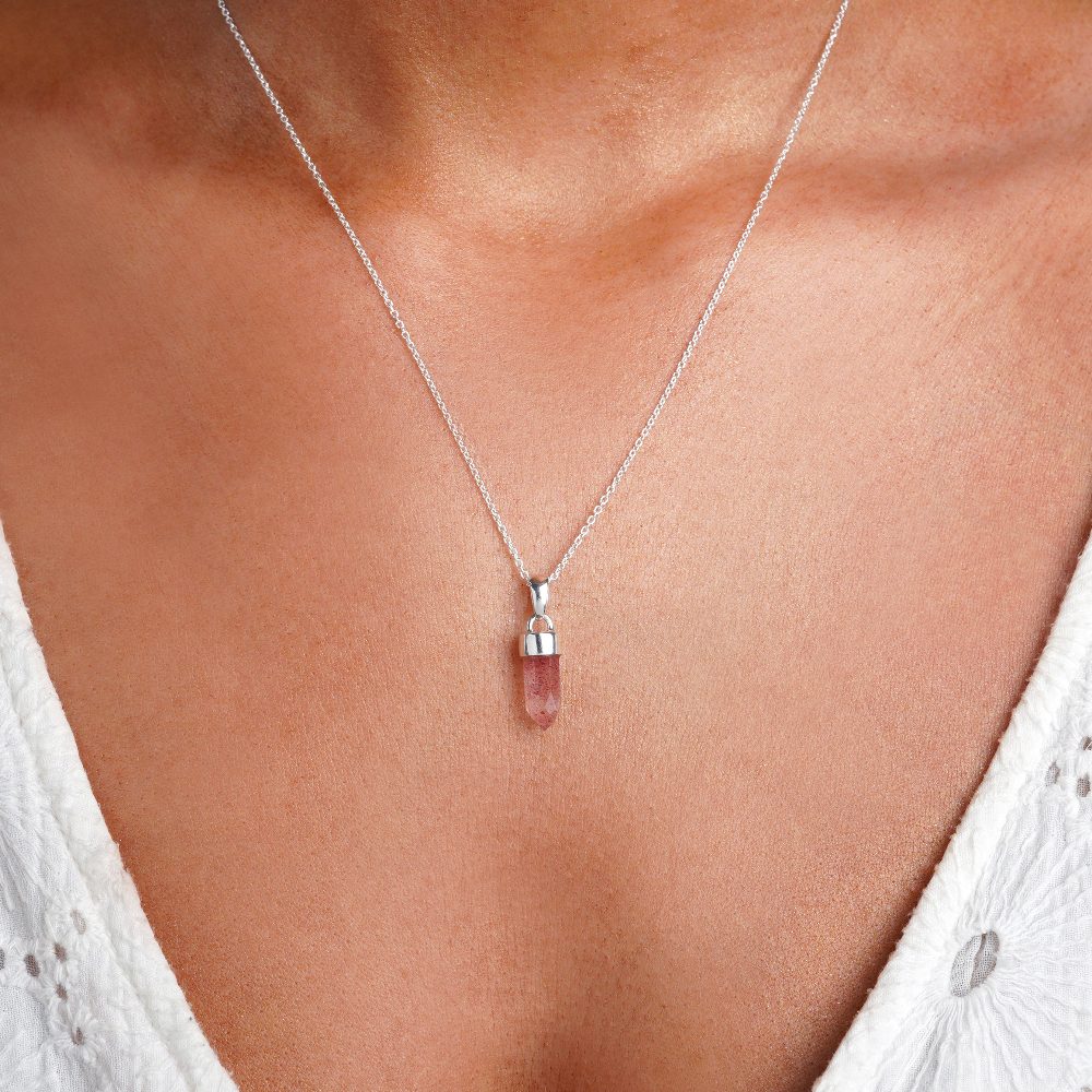 Rød rose Strawberry quartz halskæde i sterling sølv. Ædelstenen står for glæde og kærlighed.