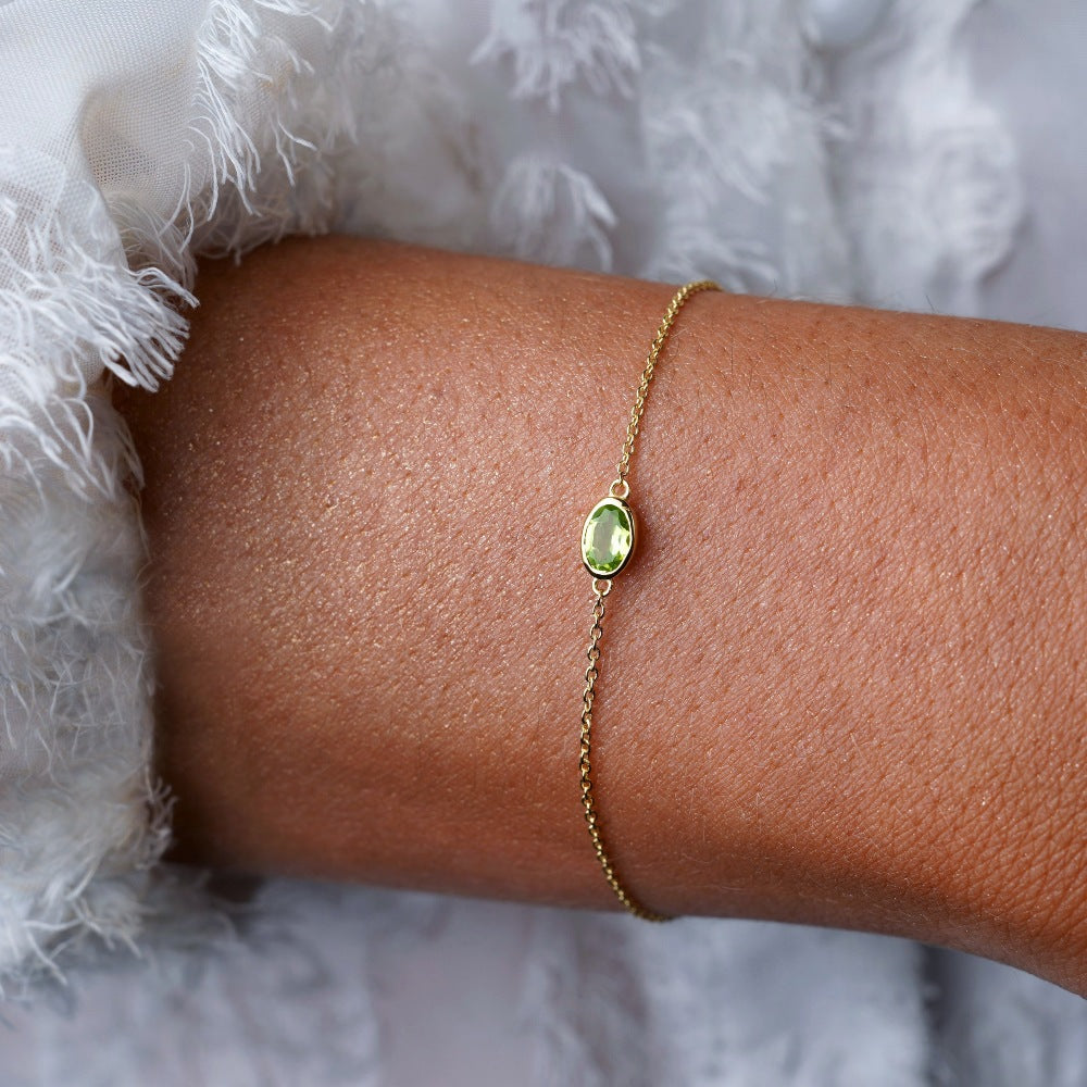 Guldarmbånd med krystal Peridot. Armbånd med grøn ædelsten Peridot i guld.