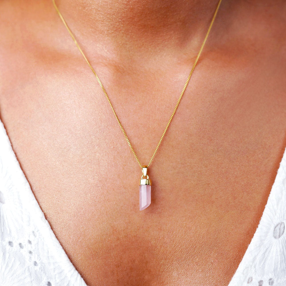 Krystalspids med rosenkvarts halskæde. Smykker med krystalspids Rose Quartz, som er fødselsstenen til oktober.