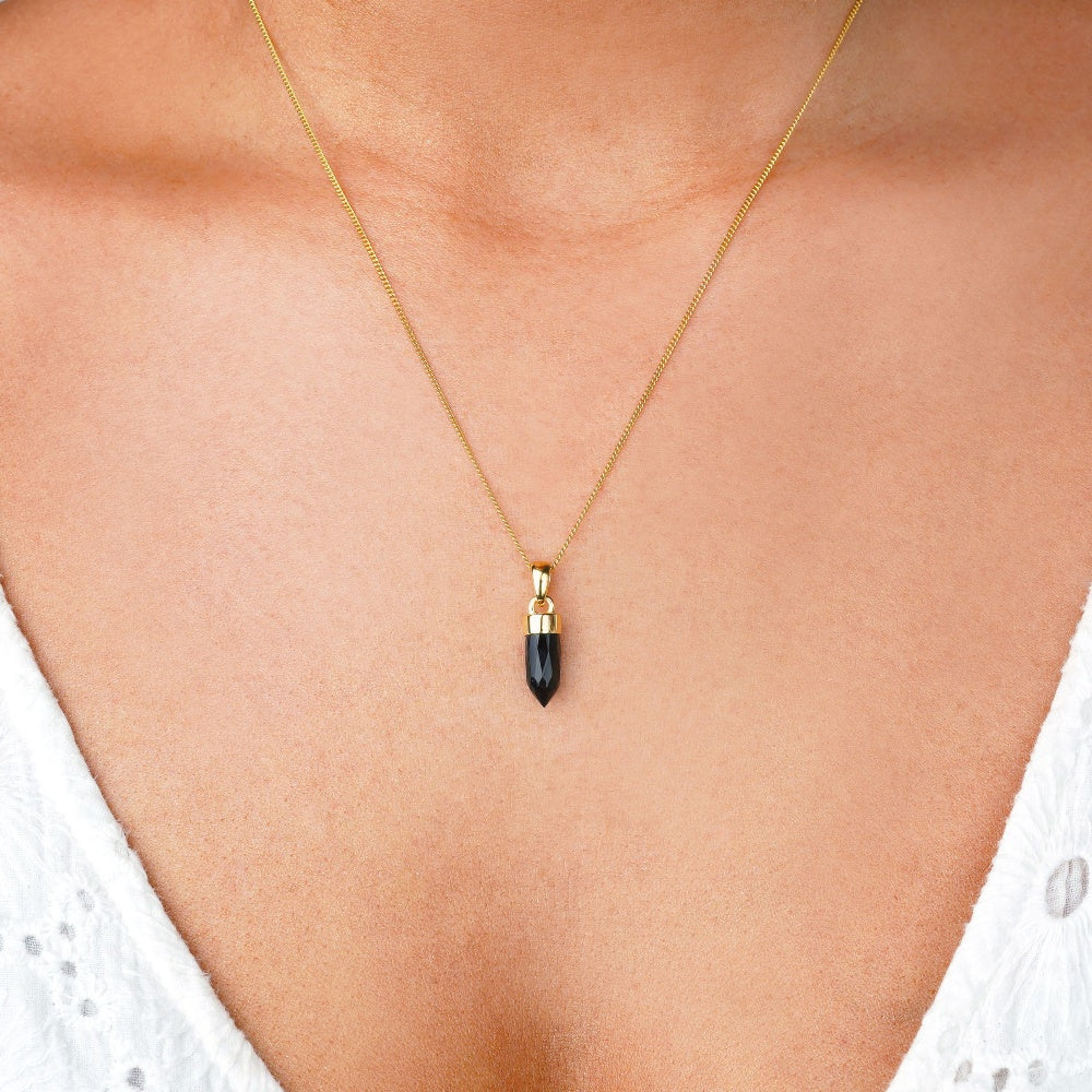 Krystal mini spids med Onyx som er en sort ædelsten og står for beskyttelse. Halskæde med den sorte ædelsten Onyx kan bæres som en beskyttende amulet.