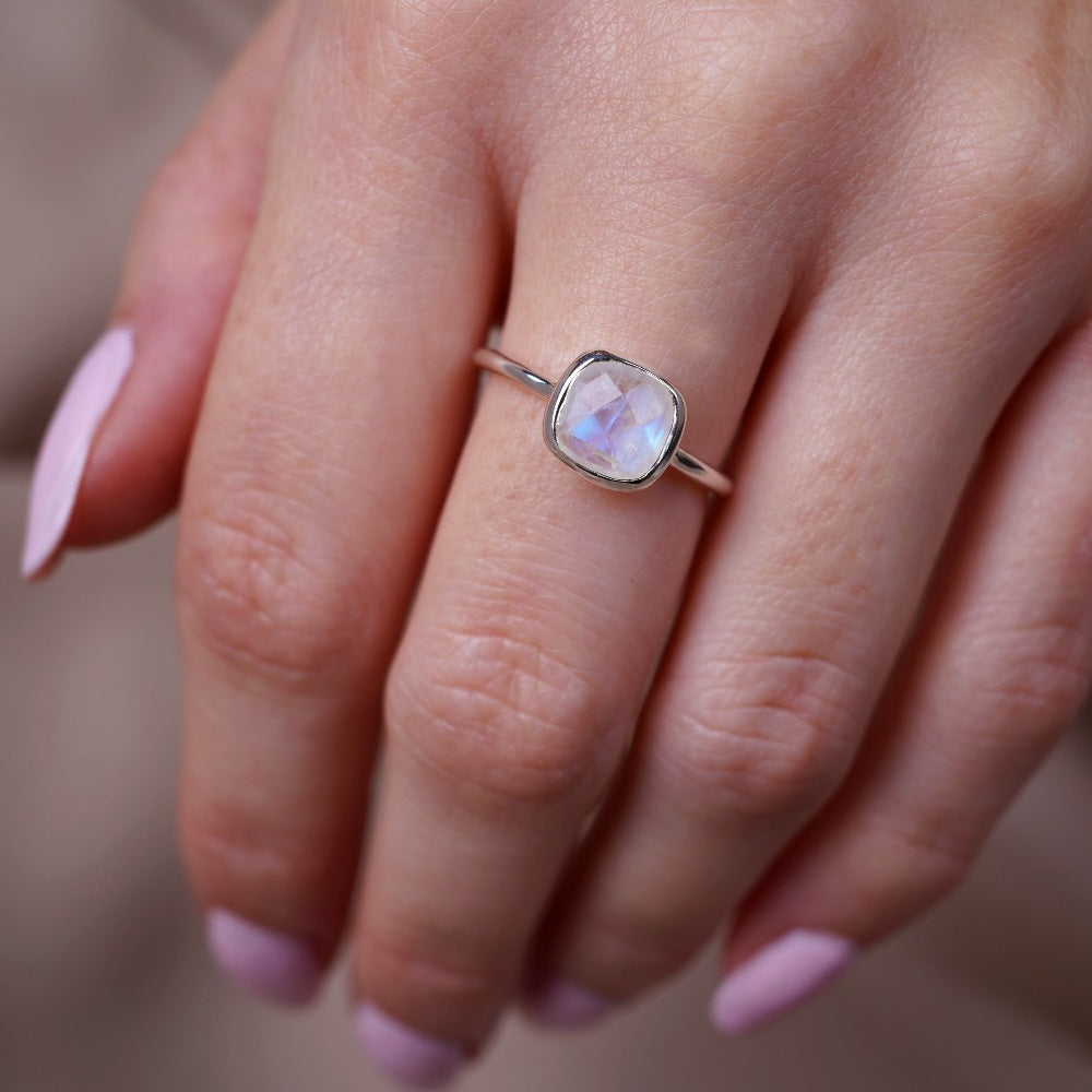 Sølvring med Rainbow Moonstone som har et smukt shimmer og fødselsstenen fra juni. Ring med krystal Månesten i sølv med et elegant design.