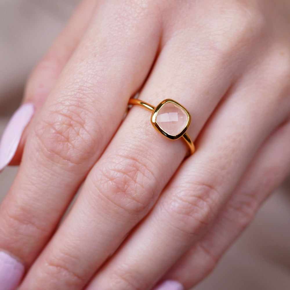 Ring med krystal Rosenkvarts som er pink og oktober fødselssten. Guldring med pink ædelsten Rosenkvarts, der symboliserer kærlighed.