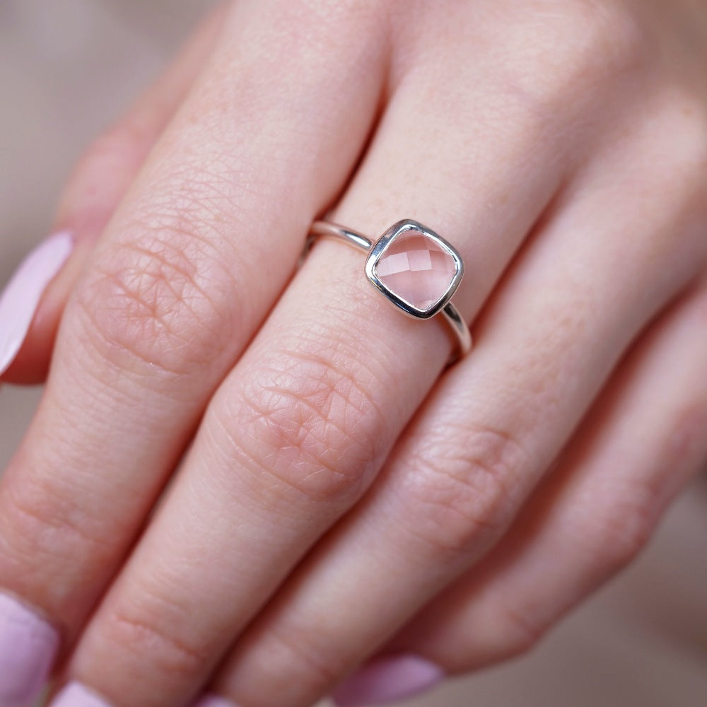 Elegant krystalring med pink rosenkvarts, der symboliserer kærlighed. Sølvring med krystal Rosenkvarts som er oktobers fødselssten.