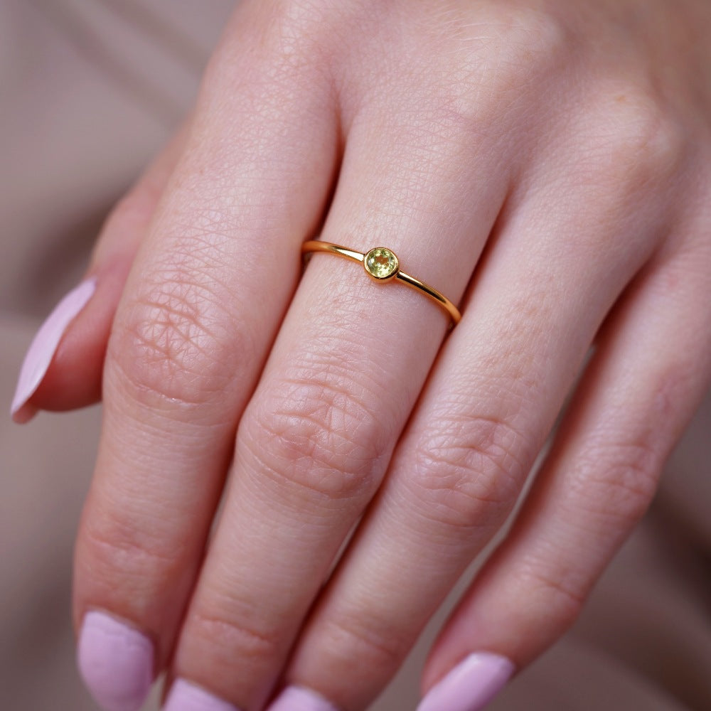 Krystalsmykker med ring i guld med Peridot ædelsten. Moderne ring i guld med krystal Peridot.