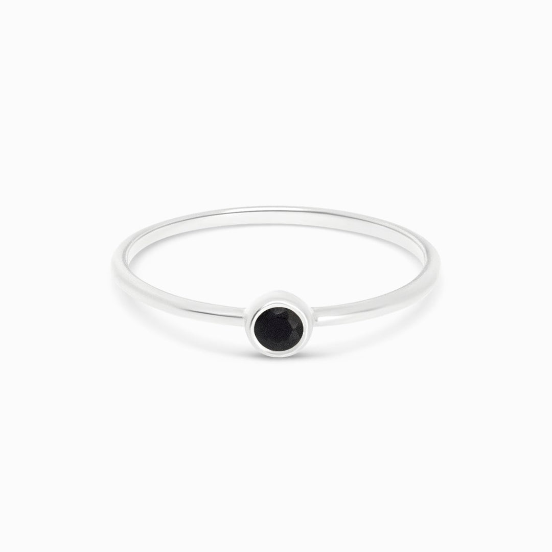 Moderne og elegant krystalring med Onyx. Sølvring med Onyx, ædelstenen, der står for beskyttelse.