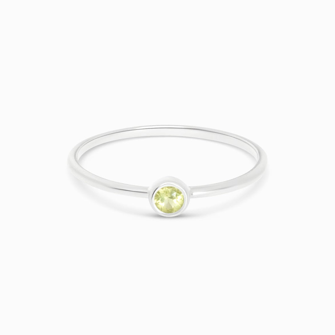 Krystalring med Peridot i sterlingsølv 925. Elegant og moderne ring med grøn ædelsten Peridot.