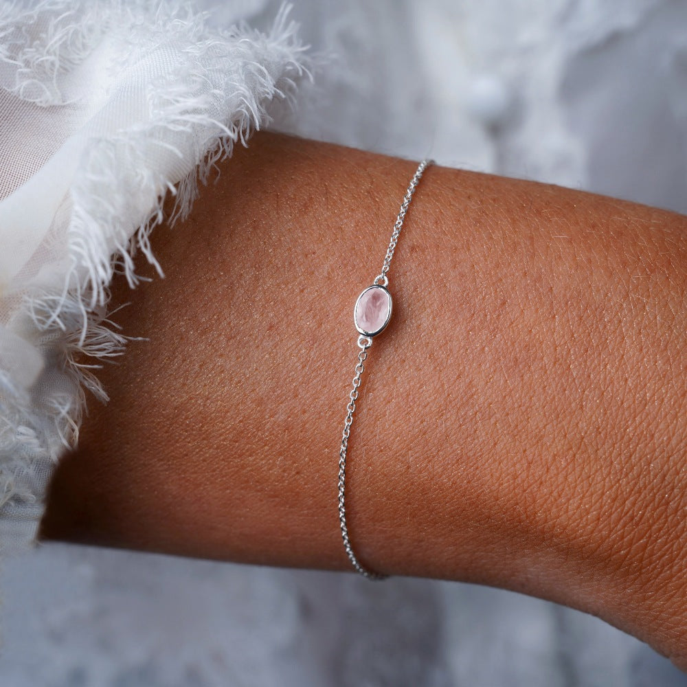 October birthstone armbånd i sølv med krystal Rose Quartz. Armbånd med pink ædelsten Rosenkvarts i sølv.