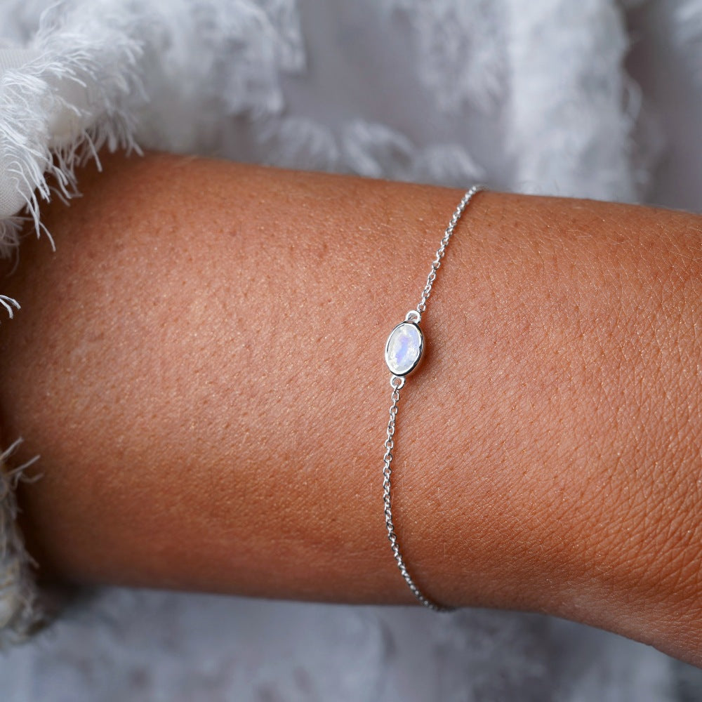 Sølvarmbånd med regnbuemånestenskrystal. June birthstone armbånd med ædelsten Rainbow Moonstone.